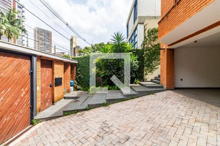 Casa para alugar com 428m², 4 quartos e 6 vagas Casa para alugar com 428m², 4 quartos e 6 vagasGaragem