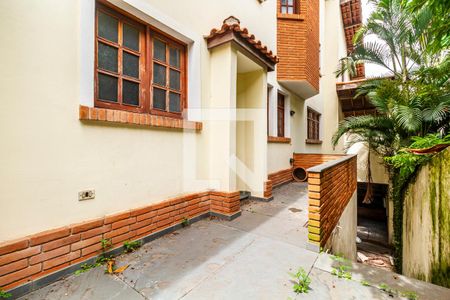 Casa para alugar com 428m², 4 quartos e 6 vagas Casa para alugar com 428m², 4 quartos e 6 vagasQuintal