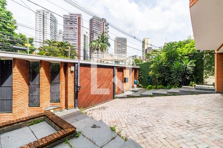 Casa para alugar com 428m², 4 quartos e 6 vagas Casa para alugar com 428m², 4 quartos e 6 vagasGaragem