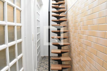 Casa para alugar com 180m², 3 quartos e 2 vagas Casa para alugar com 180m², 3 quartos e 2 vagasCorredor/Escada fundos