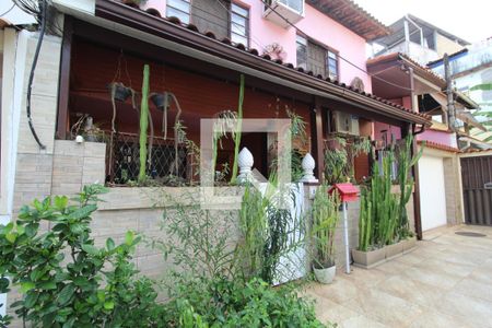 Casa de condomínio à venda com 208m², 4 quartos e 2 vagasFachada