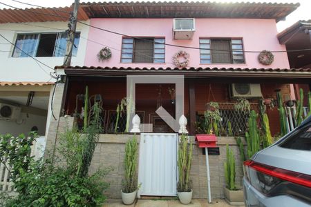 Casa de condomínio à venda com 208m², 4 quartos e 2 vagasFachada