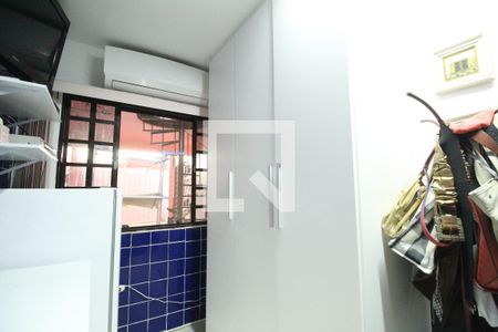 Casa de condomínio à venda com 208m², 4 quartos e 2 vagasSuíte 1 - Closet