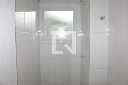 Banheiro de apartamento para alugar com 2 quartos, 42m² em Parque Silvino Pereira, Cotia