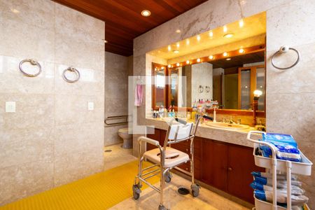 Apartamento à venda com 369m², 5 quartos e 3 vagasBanheiro da Suíte