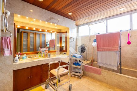 Apartamento à venda com 369m², 5 quartos e 3 vagasBanheiro da Suíte