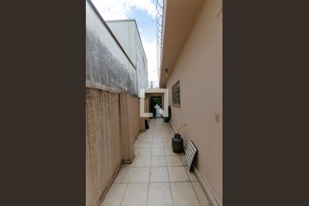 Casa à venda com 250m², 2 quartos e 2 vagasCorredor externo