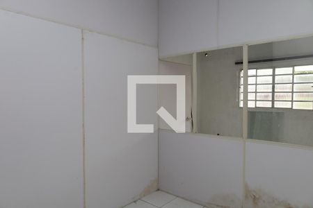 Casa à venda com 186m², 5 quartos e 2 vagasCômodo dividido com divisórias e vidros