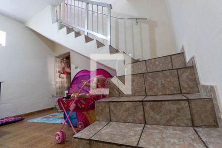 Escada de casa para alugar com 2 quartos, 150m² em Vila Ré, São Paulo