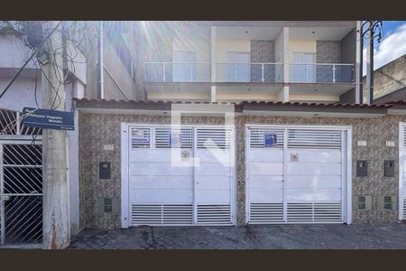 Casa à venda com 100m², 3 quartos e 2 vagas Casa à venda com 100m², 3 quartos e 2 vagasFachada