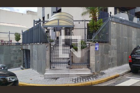 Apartamento à venda com 130m², 3 quartos e 2 vagasFachada + Placa