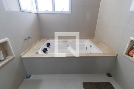 Casa de condomínio à venda com 360m², 5 quartos e 4 vagasBanheiro da suíte 1