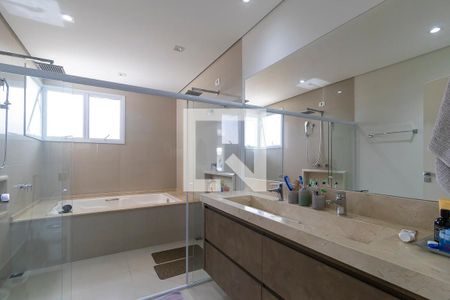 Casa de condomínio à venda com 360m², 5 quartos e 4 vagasBanheiro da suíte 1