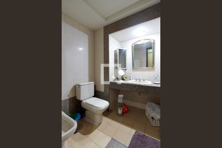 Apartamento à venda com 216m², 4 quartos e 3 vagasBanheiro Quarto 1 suíte