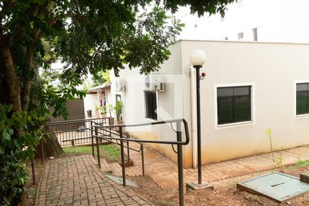 Apartamento para alugar com 47m², 2 quartos e 1 vaga Apartamento para alugar com 47m², 2 quartos e 1 vagaÁrea comum-Rampa de acesso ao salão de festa e playground