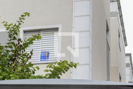 Apartamento para alugar com 47m², 2 quartos e 1 vaga Apartamento para alugar com 47m², 2 quartos e 1 vagaDetalhe da fachada do bloco-Janela com a placa do Quinto Andar