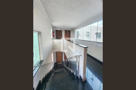 Apartamento à venda com 58m², 2 quartos e 1 vagaEscada