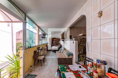 Casa à venda com 170m², 5 quartos e 4 vagas Casa à venda com 170m², 5 quartos e 4 vagasVaranda 2