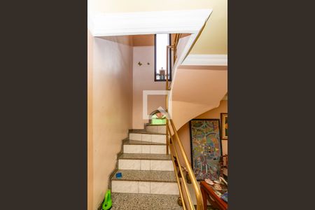 Casa à venda com 170m², 5 quartos e 4 vagas Casa à venda com 170m², 5 quartos e 4 vagasEscada