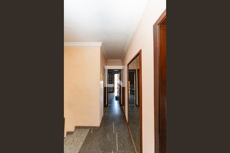 Casa à venda com 170m², 5 quartos e 4 vagas Casa à venda com 170m², 5 quartos e 4 vagasCorredor