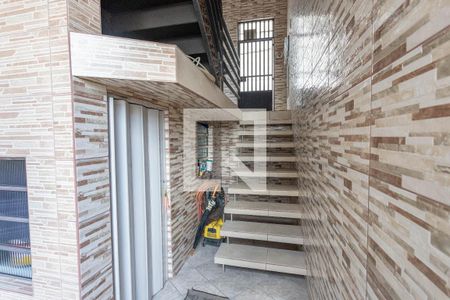 Casa à venda com 140m², 3 quartos e 1 vaga Casa à venda com 140m², 3 quartos e 1 vagaEscada de entrada