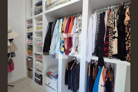 Casa de condomínio à venda com 140m², 4 quartos e 2 vagasCloset da suíte