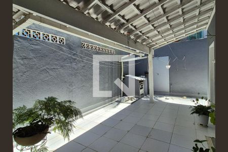 Casa de condomínio à venda com 140m², 4 quartos e 2 vagasárea de serviço