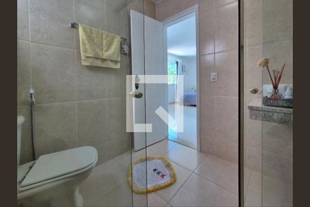 Casa de condomínio à venda com 140m², 4 quartos e 2 vagasBanheiro da suíte