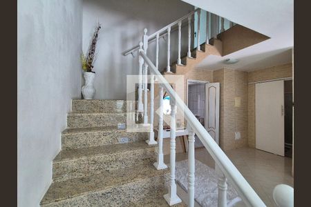 Casa de condomínio à venda com 140m², 4 quartos e 2 vagasEscada