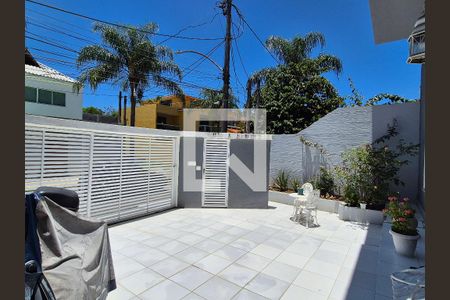 Casa de condomínio à venda com 140m², 4 quartos e 2 vagasÁrea externa