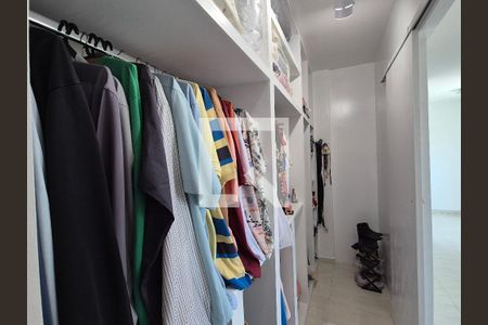 Casa de condomínio à venda com 140m², 4 quartos e 2 vagasCloset da suíte