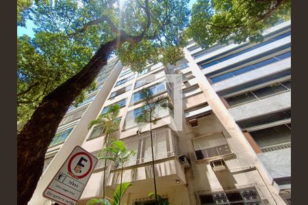Apartamento à venda com 90m², 3 quartos e sem vagaFachada com cartaz QA