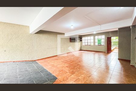 Casa à venda com 297m², 4 quartos e 4 vagas Casa à venda com 297m², 4 quartos e 4 vagasGaragem