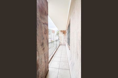 Casa à venda com 297m², 4 quartos e 4 vagas Casa à venda com 297m², 4 quartos e 4 vagasVaranda