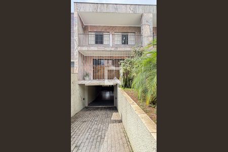 Casa à venda com 297m², 4 quartos e 4 vagas Casa à venda com 297m², 4 quartos e 4 vagasFachada