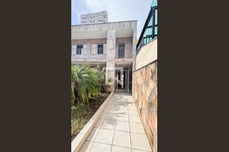 Casa à venda com 297m², 4 quartos e 4 vagas Casa à venda com 297m², 4 quartos e 4 vagasEntrada