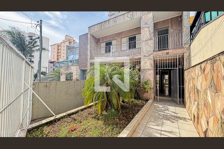 Casa à venda com 297m², 4 quartos e 4 vagas Casa à venda com 297m², 4 quartos e 4 vagasEntrada