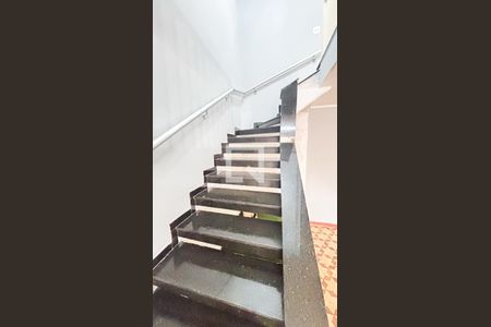 Casa à venda com 297m², 4 quartos e 4 vagas Casa à venda com 297m², 4 quartos e 4 vagasEscada