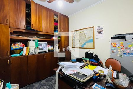 Casa à venda com 330m², 3 quartos e 6 vagasEscritório