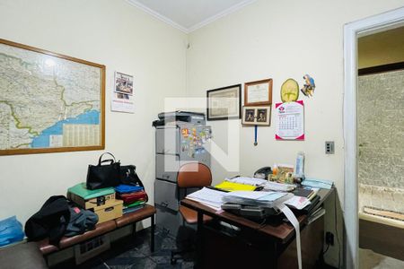 Casa à venda com 330m², 3 quartos e 6 vagasEscritório