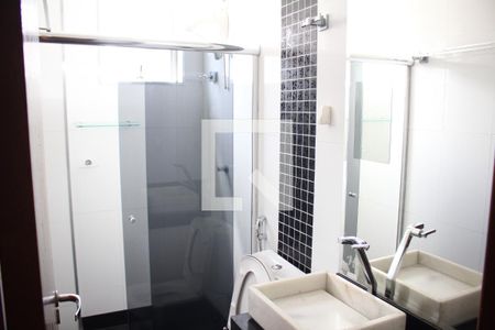 Banheiro da Suíte de apartamento para alugar com 3 quartos, 107m² em Santa Cruz Industrial, Contagem