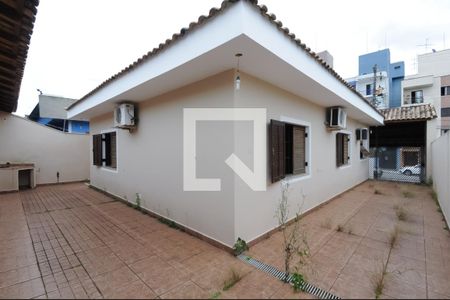 Casa à venda com 177m², 3 quartos e 6 vagasQuintal - fundo
