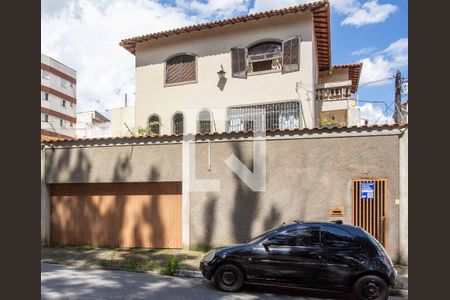 Casa para alugar com 580m², 5 quartos e 6 vagasFachada