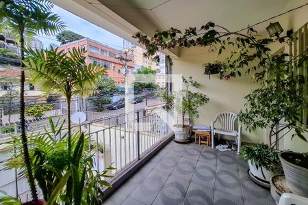 Casa à venda com 369m², 8 quartos e 5 vagasVaranda CASA 02