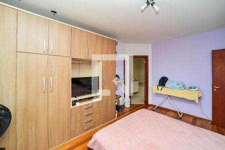 Casa à venda com 372m², 4 quartos e 2 vagasSuíte 1