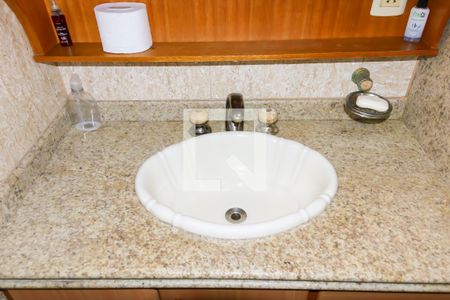 Casa à venda com 431m², 8 quartos e 3 vagasBanheiro social 1º Pavimento