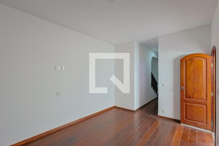 Casa para alugar com 360m², 3 quartos e 4 vagas Casa para alugar com 360m², 3 quartos e 4 vagasSala 2