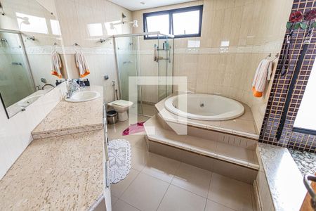 Apartamento à venda com 247m², 4 quartos e 2 vagasBanheiro da Suíte