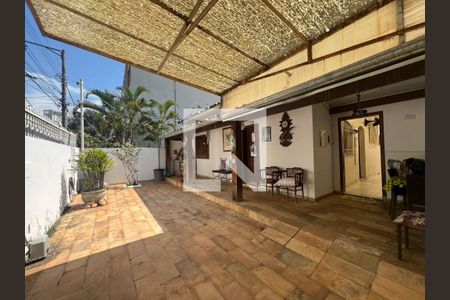 Casa à venda com 200m², 4 quartos e 2 vagas Casa à venda com 200m², 4 quartos e 2 vagasFachada