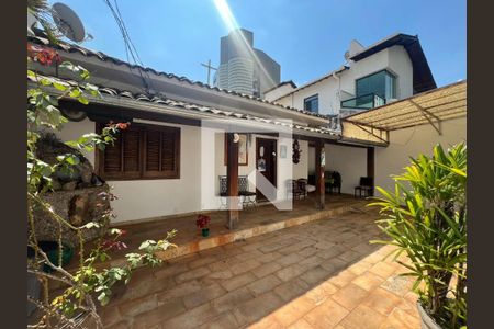 Casa à venda com 200m², 4 quartos e 2 vagas Casa à venda com 200m², 4 quartos e 2 vagasFachada